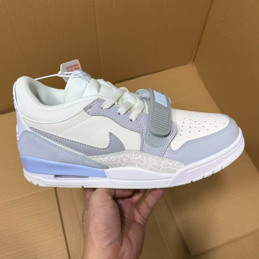 View 3 - White / Grey
