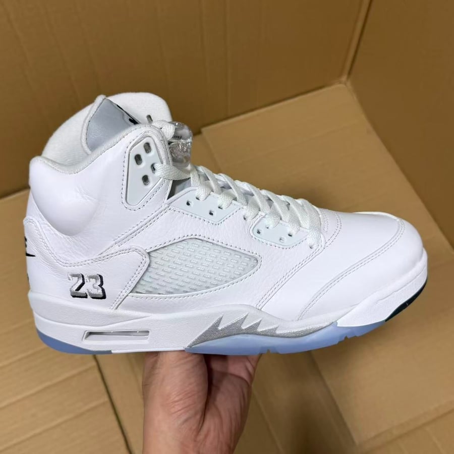 View 8 - White / Blue