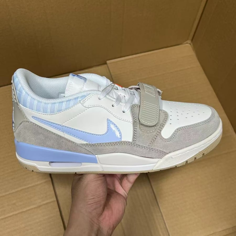 View 3 - White / Grey