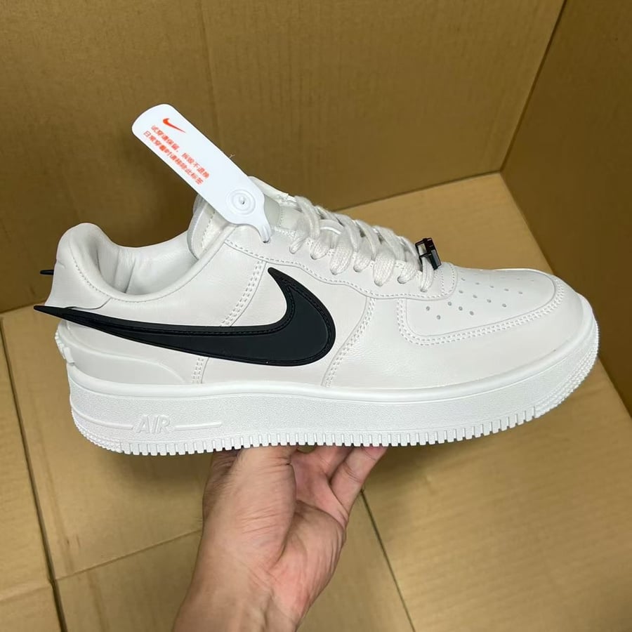 View 2 - White / Beige