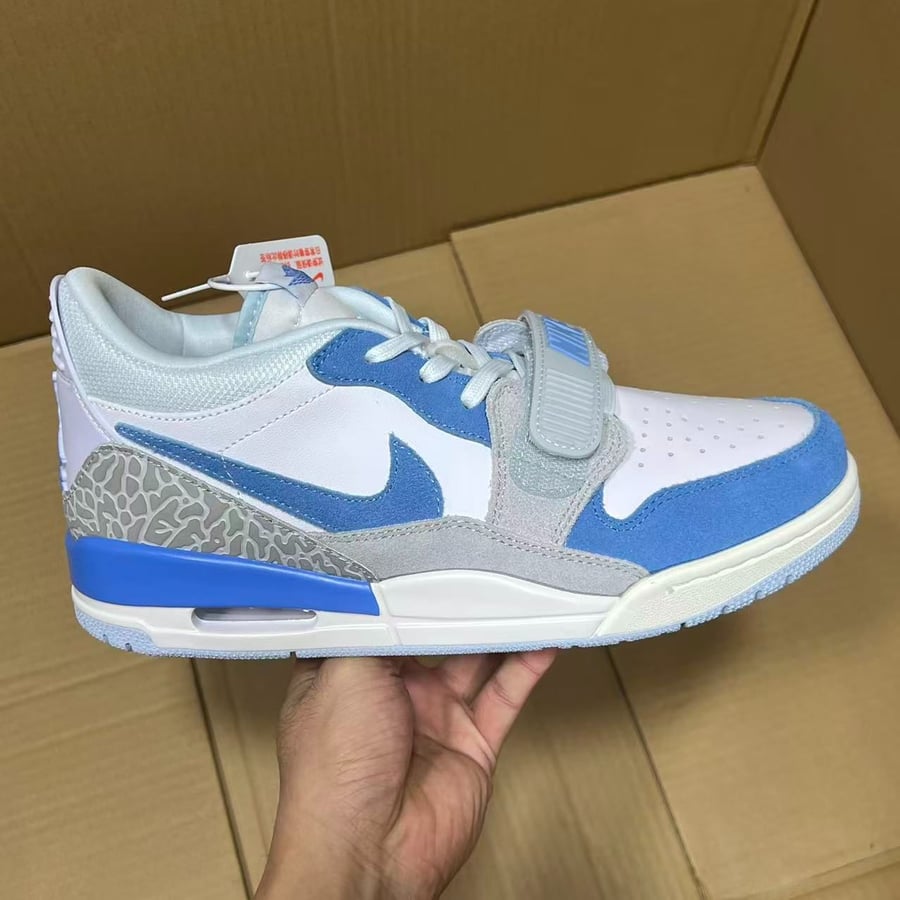 View 3 - White / Blue