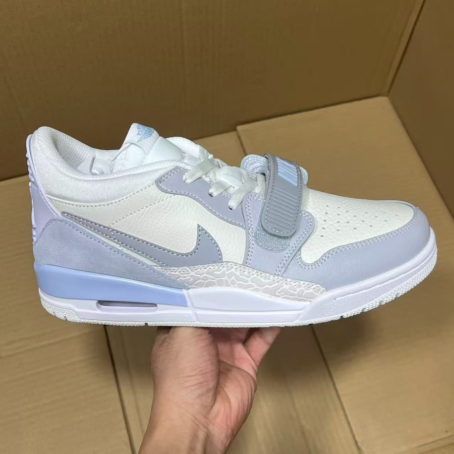 View 4 - White / Grey