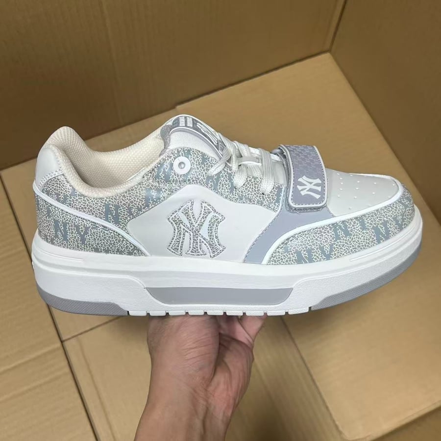 View 3 - White / Grey