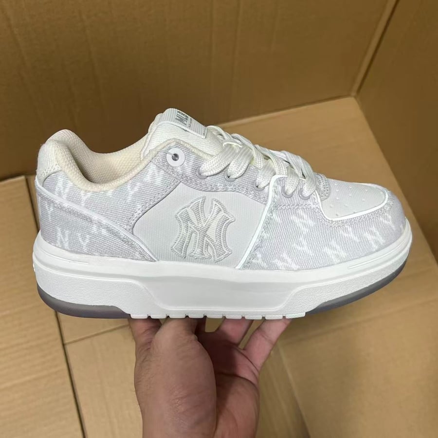 View 3 - White / Grey