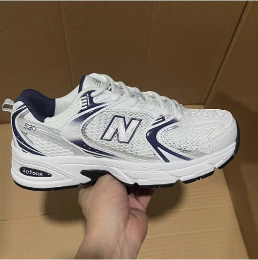 View 3 - White / Grey