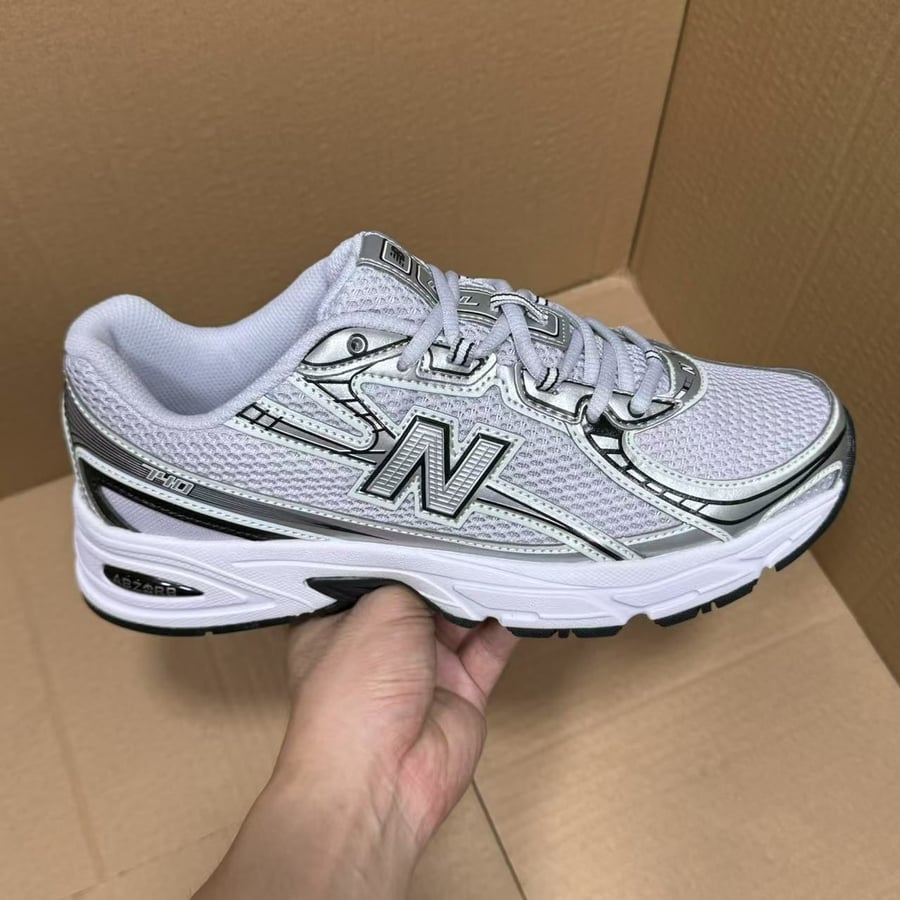 View 3 - White / Grey