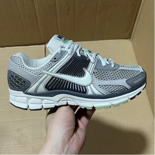 View 4 - Black / Grey