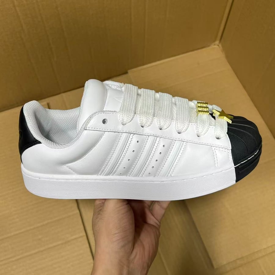 View 2 - White / Gold
