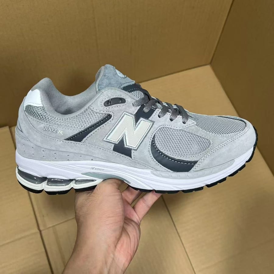 View 6 - White / Grey