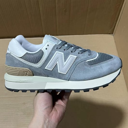 View 6 - White / Grey