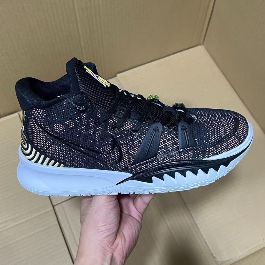 View 3 - Black / Gold