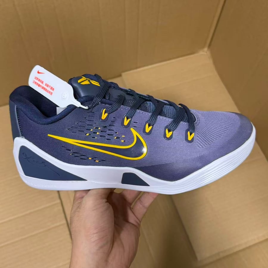 View 3 - Black / Gold