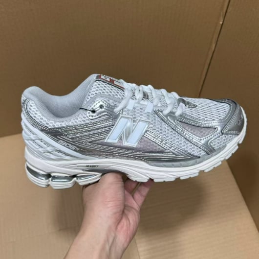 View 7 - White / Grey