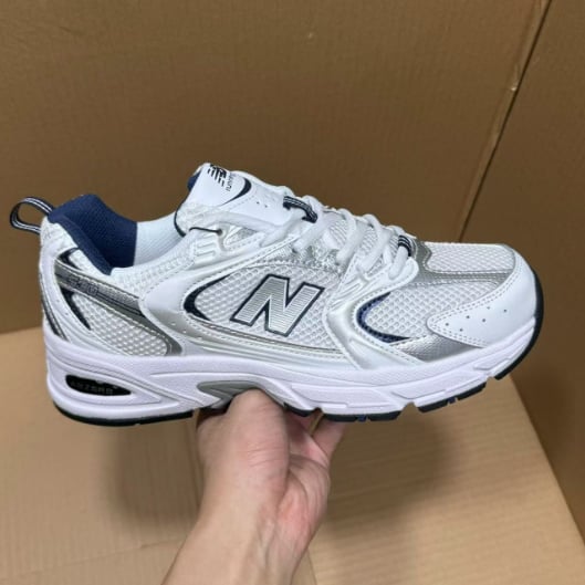 View 3 - White / Grey