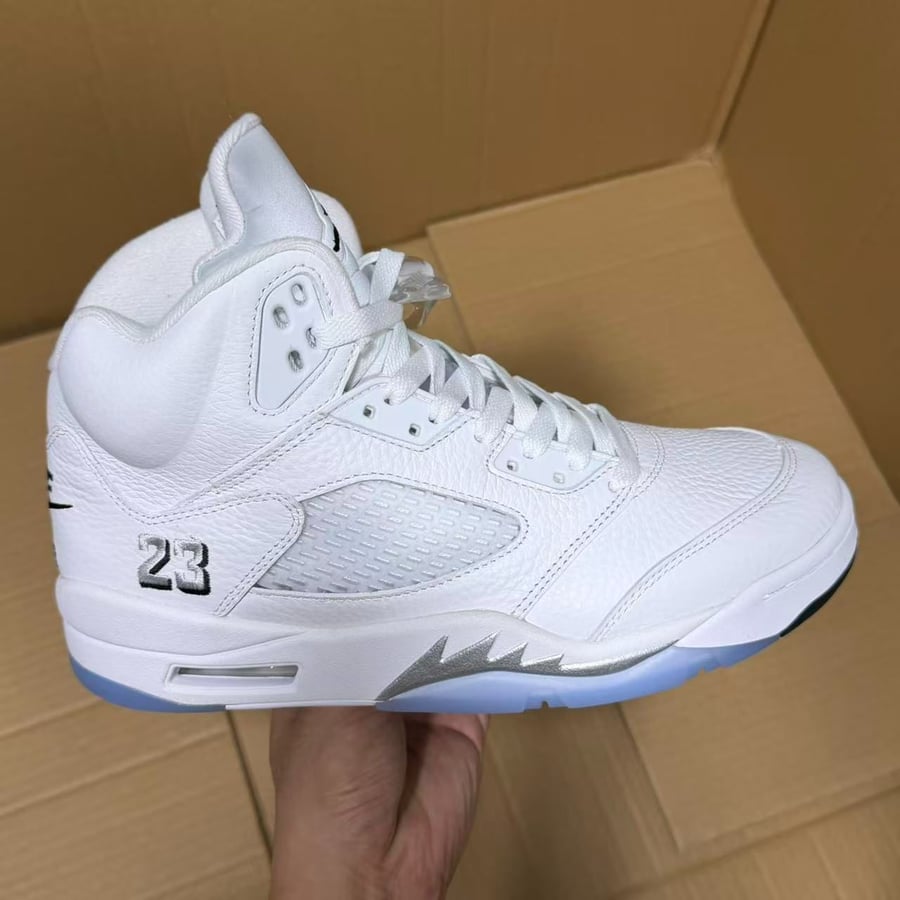 View 7 - White / Grey