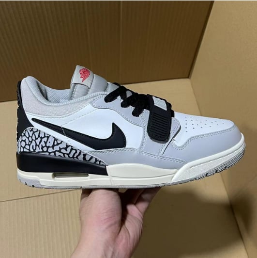 View 3 - White / Grey