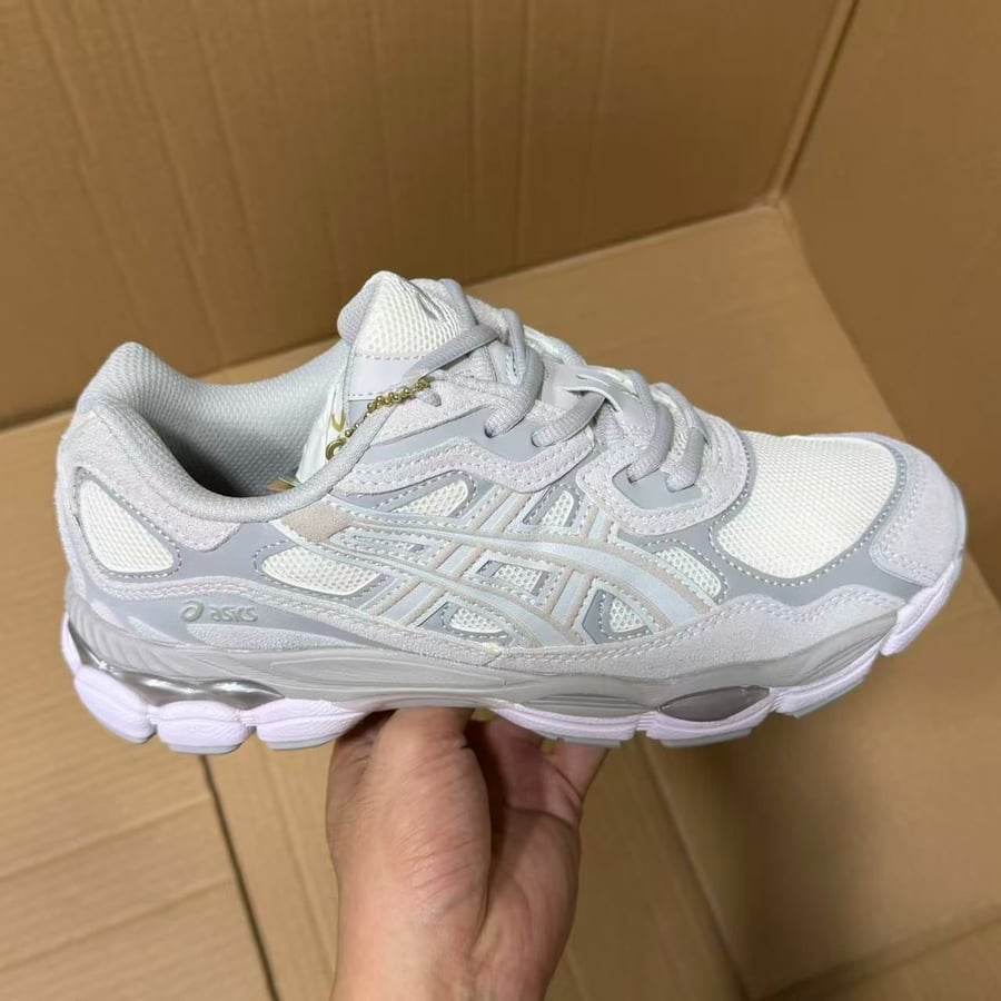 View 2 - White / Grey