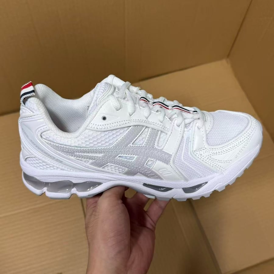 View 3 - White / Grey