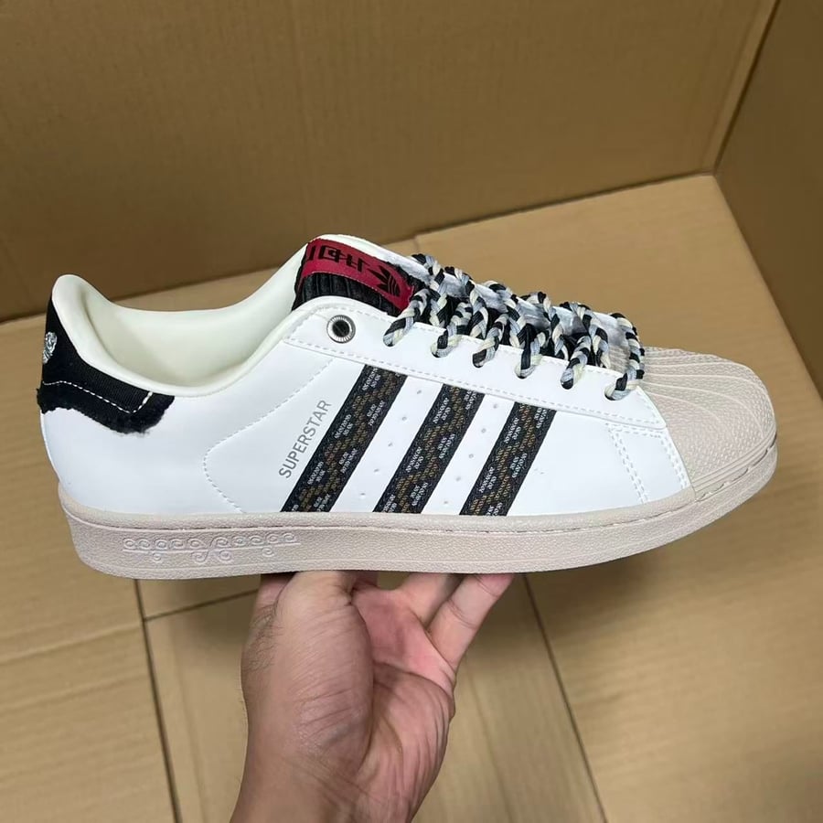 View 3 - White / Beige
