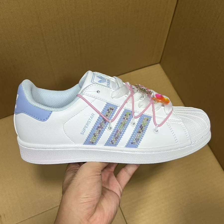 View 7 - White / Blue