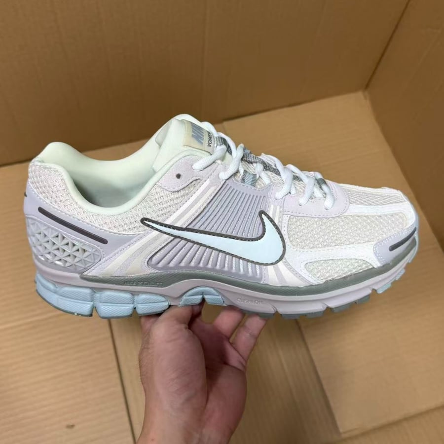 View 2 - White / Grey