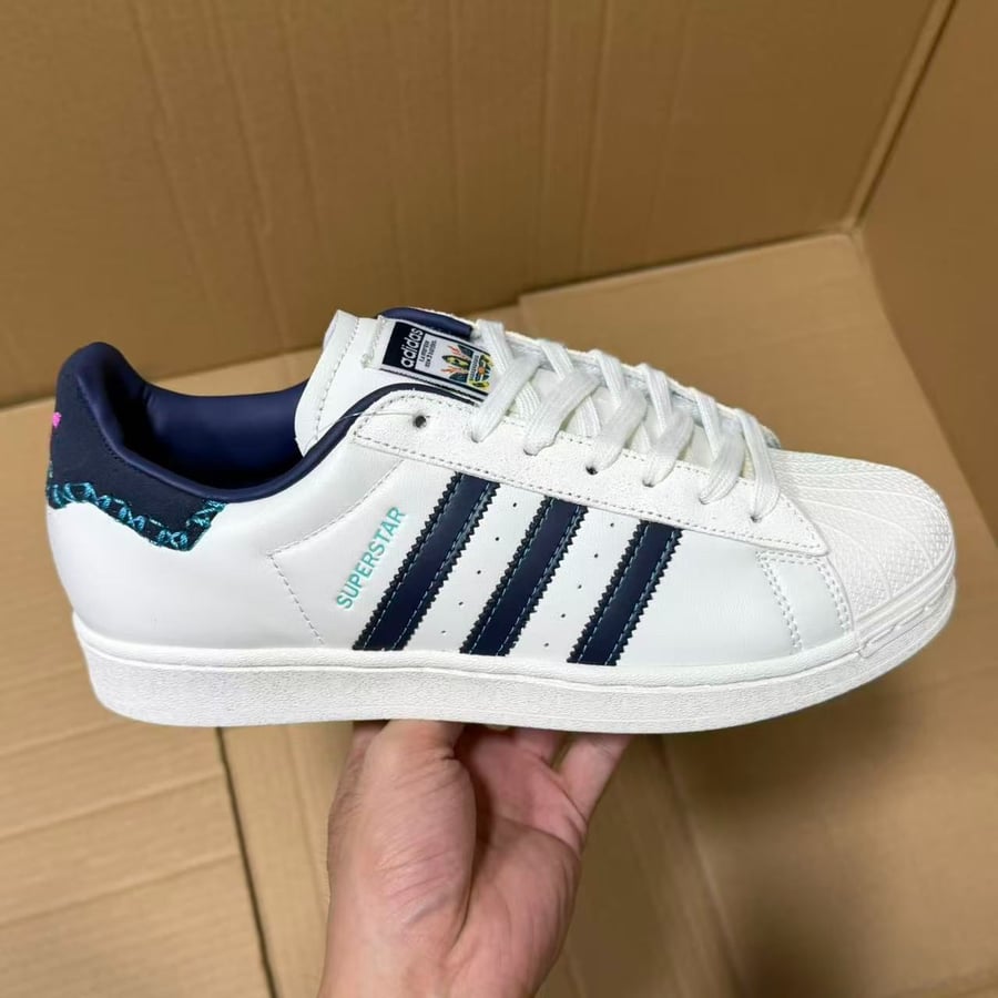 View 6 - White / Blue