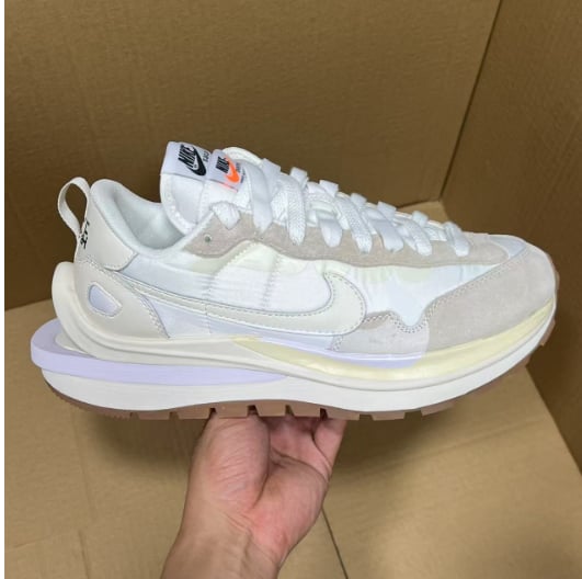 View 3 - White / Grey