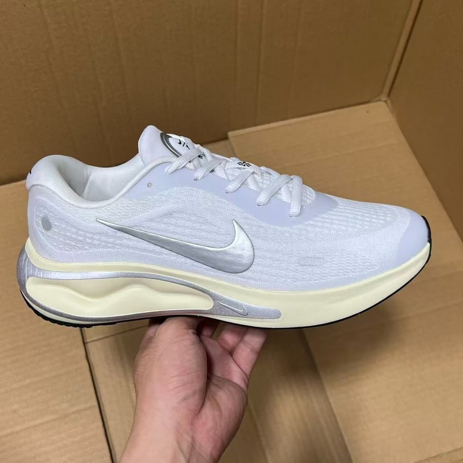 View 2 - White / Grey