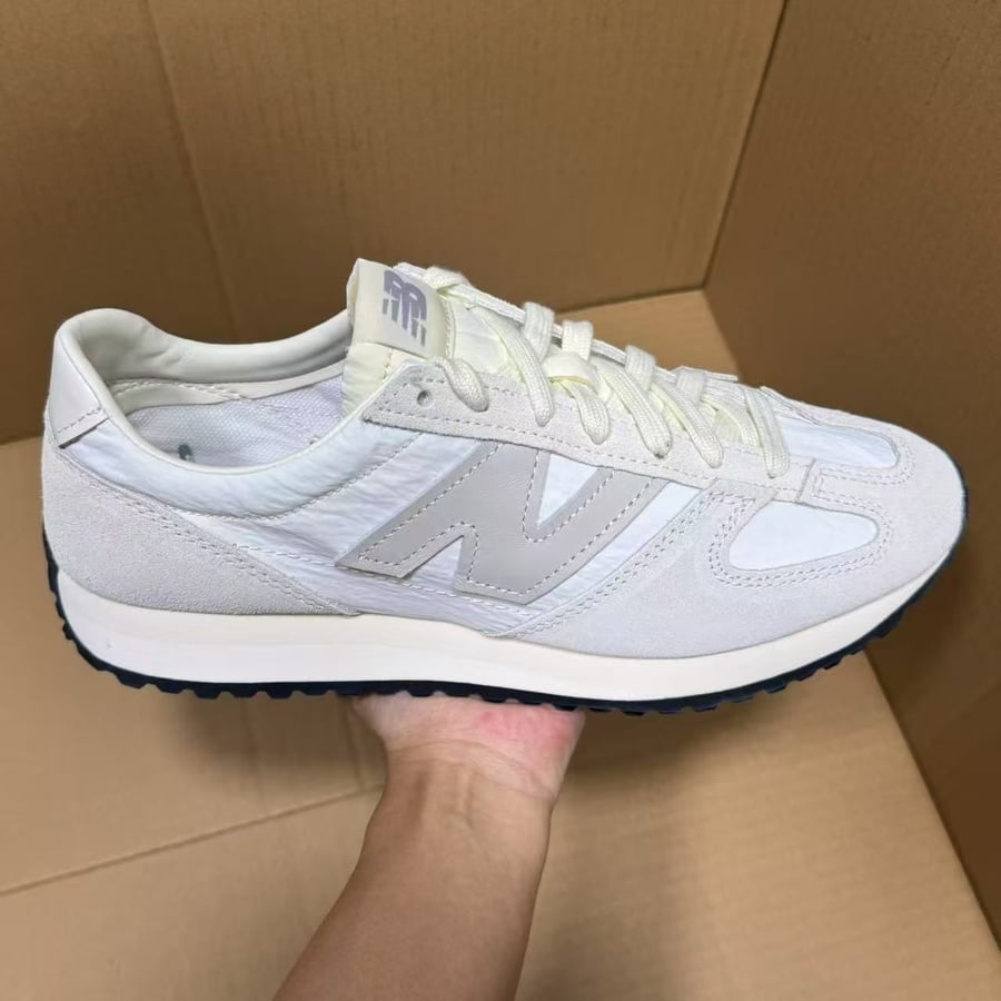 View 3 - White / Grey