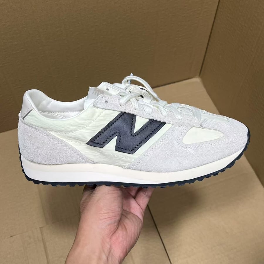 View 2 - White / Grey