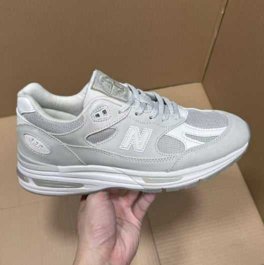 View 6 - White / Grey