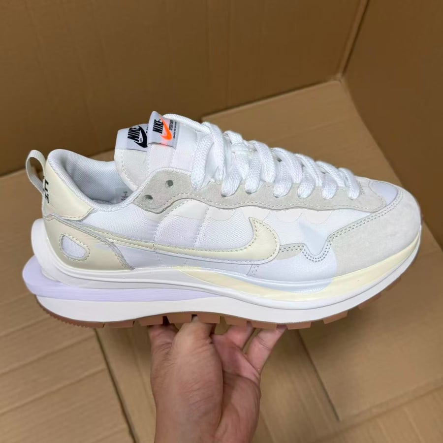View 6 - White / Beige