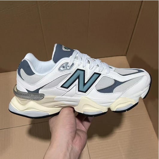 View 2 - White / Beige
