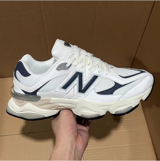 View 6 - White / Blue