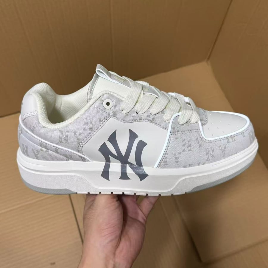 View 3 - White / Grey
