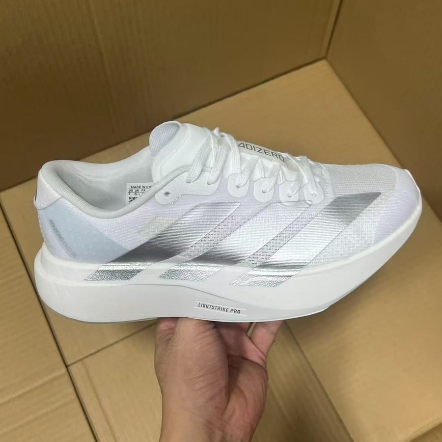 View 4 - White / Grey