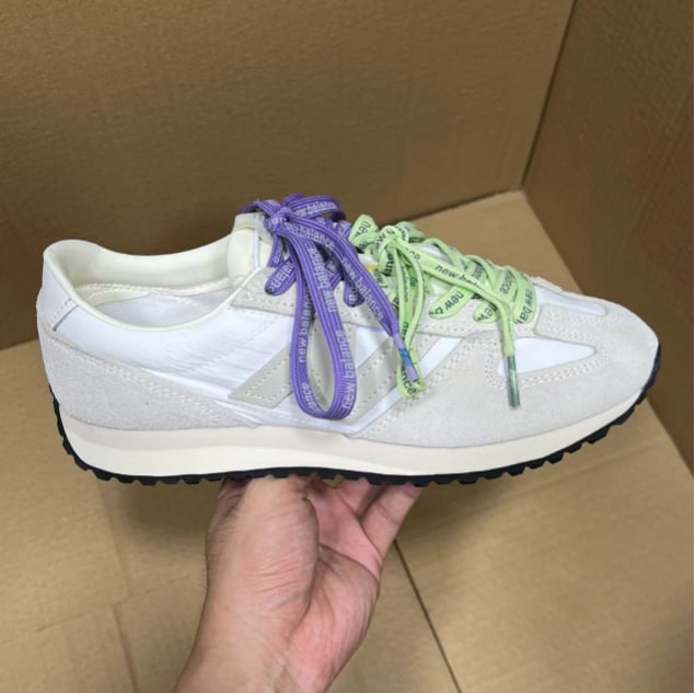 View 6 - White / Grey