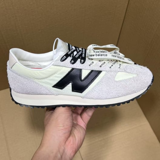 View 4 - White / Beige
