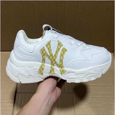 View 3 - White / Gold
