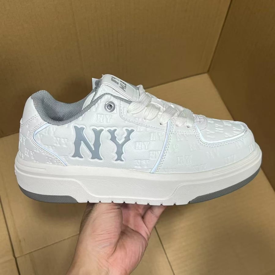 View 3 - White / Grey