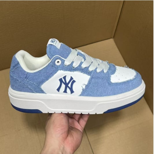 View 3 - White / Blue