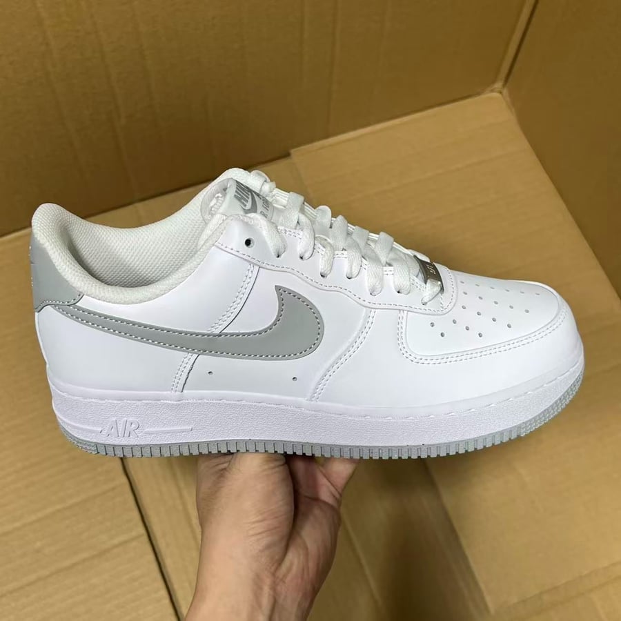 View 3 - White / Grey