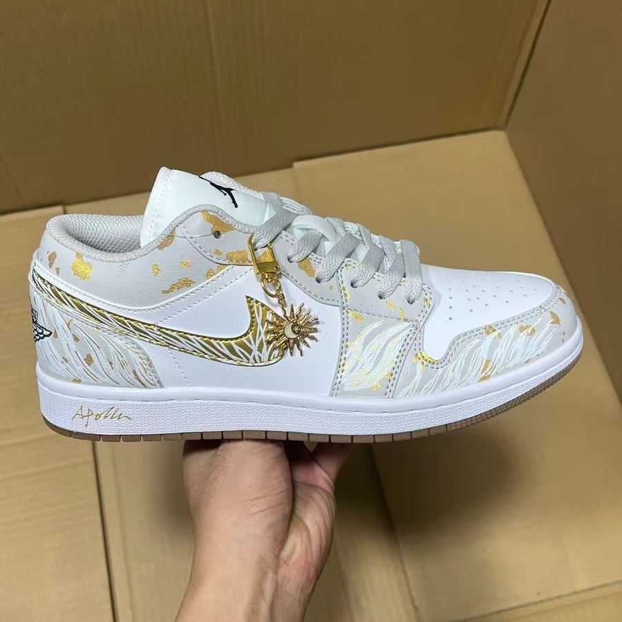 View 2 - White / Gold