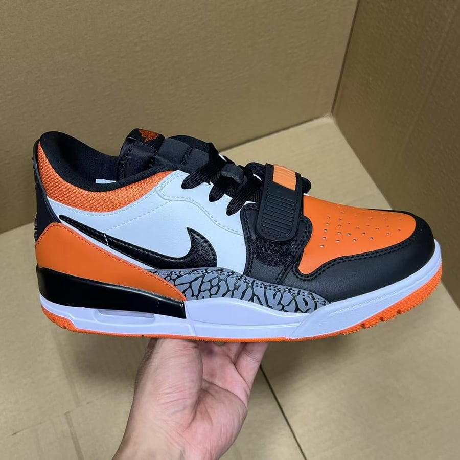 View 2 - White / Orange
