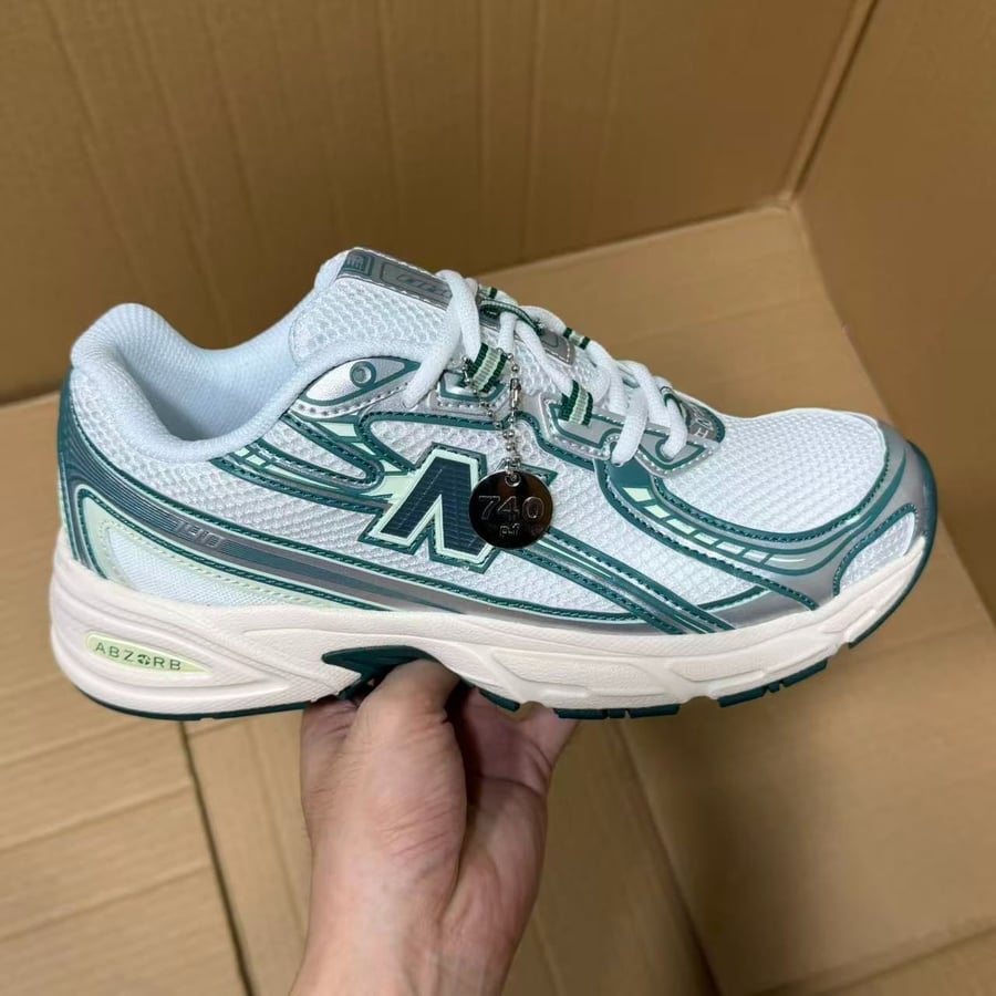View 3 - White / Green