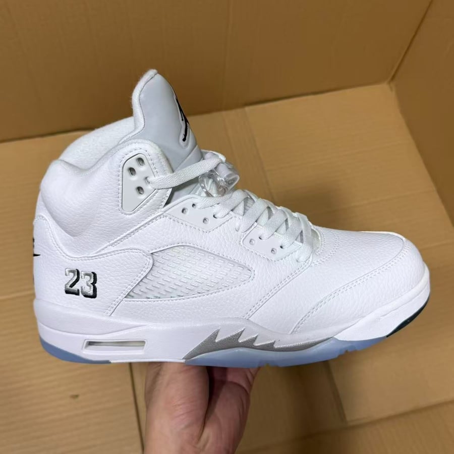 View 4 - White / Grey