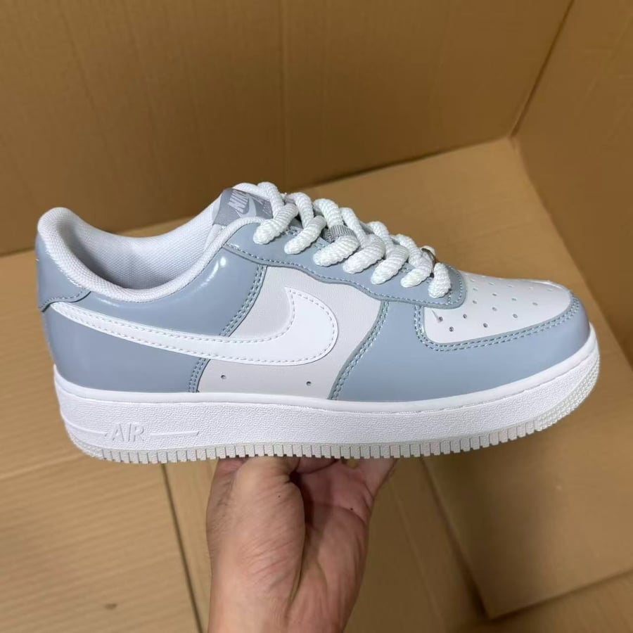 View 3 - White / Grey