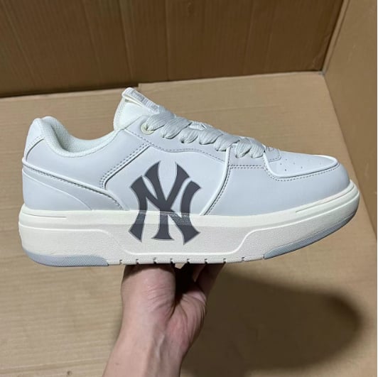 View 4 - White / Grey