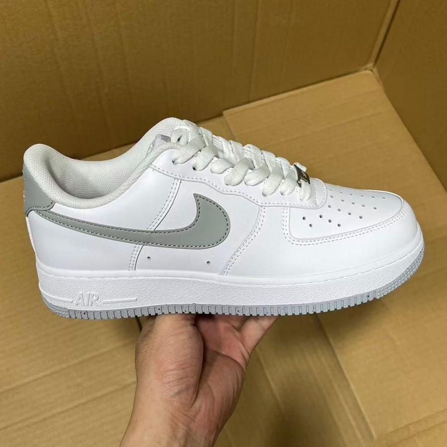 View 3 - White / Grey