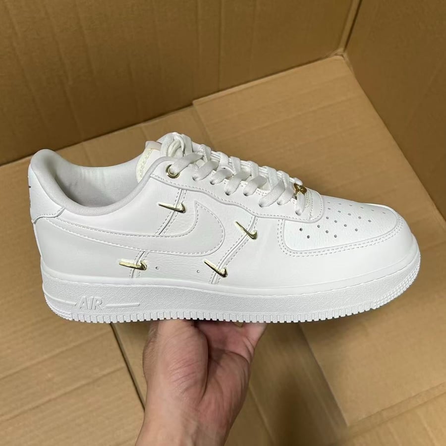 View 3 - White / Beige